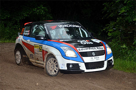 Det var på denne mudrede og ujævne skovvej, at en trækaksel knækkede på Simon Larsens og Nicklas Daugbergs Suzuki Swift
